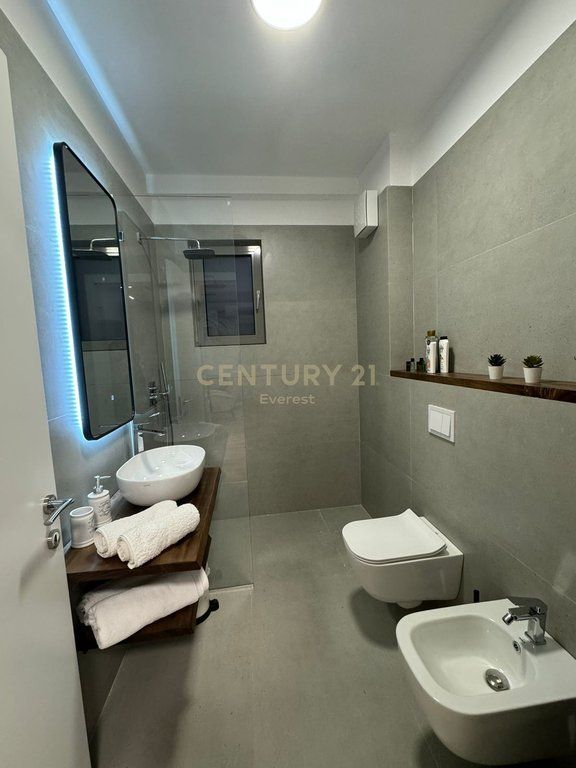 Apartament luksoz 1+1 me qira prane Gjimnazit Partizani