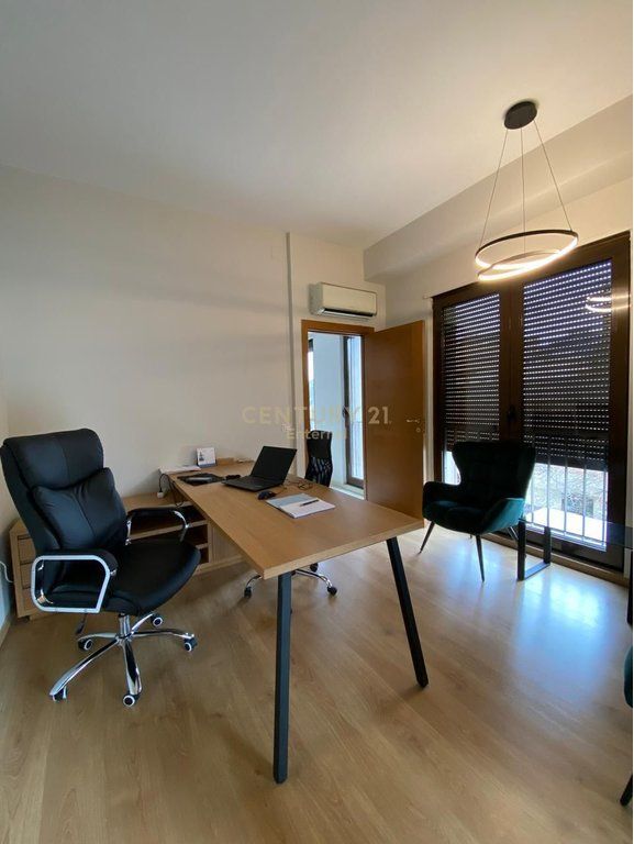 Jepet Apartament 2+1+2 Per Qera Per Zyra te Garda