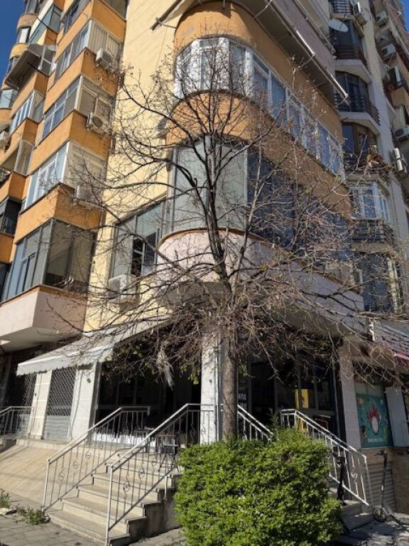 Negozio angolare in vendita vicino a 21 Dhjetori!