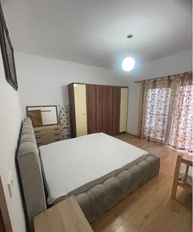 Jepet me qira 1+1 te Pazari i Ri, afër Optika Roma