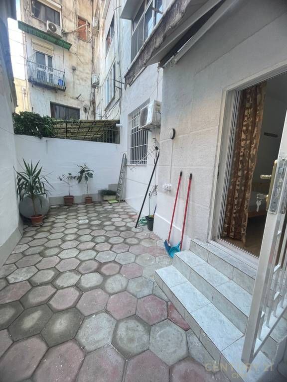 Affittasi 1+1 al Pazari i Ri, vicino a Optika Roma 600 € /Mese