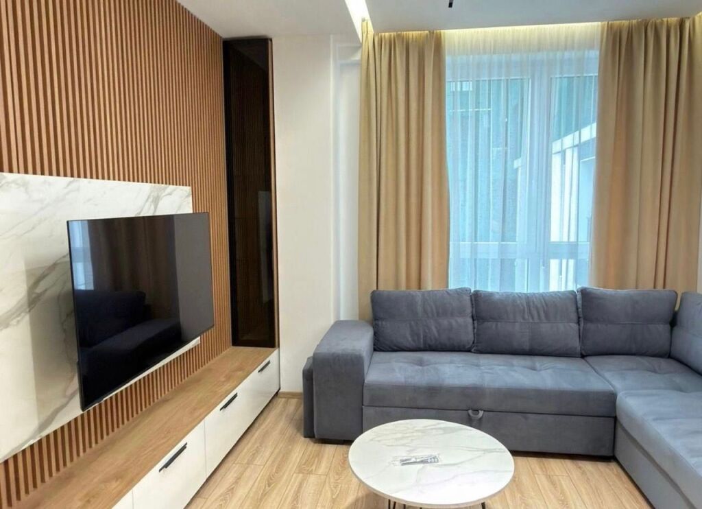 2+1+2 me qera te Komuna Parisit