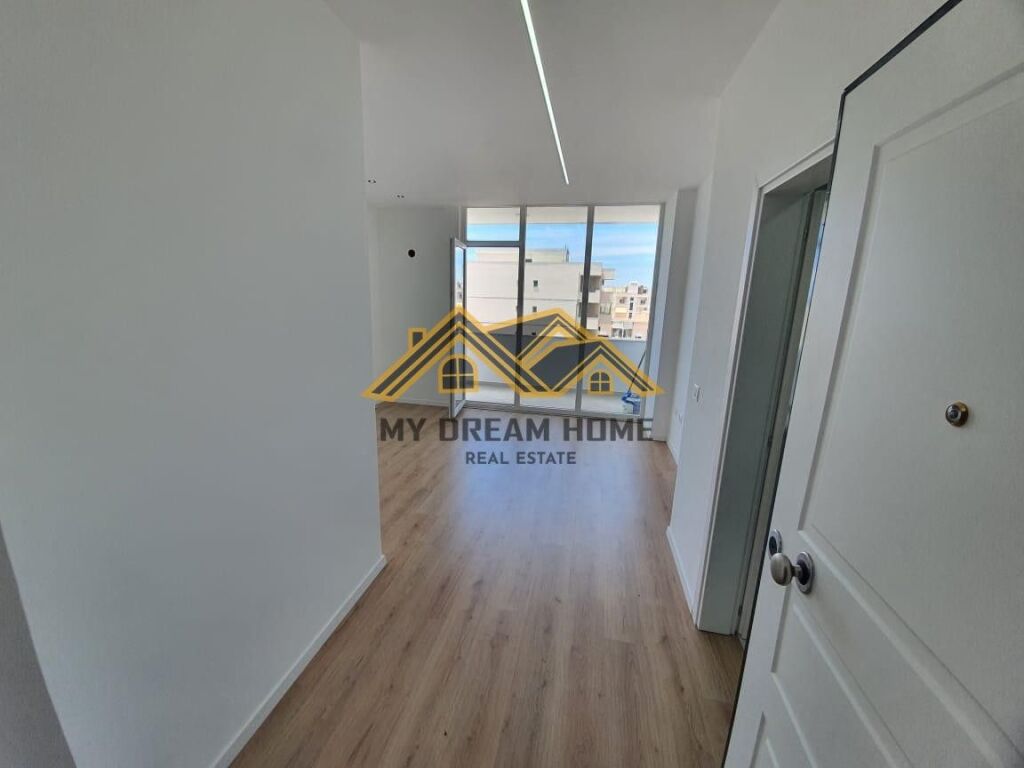 Shitet apartamenti 1+1 me pamje nga deti, Rrota e kuqe