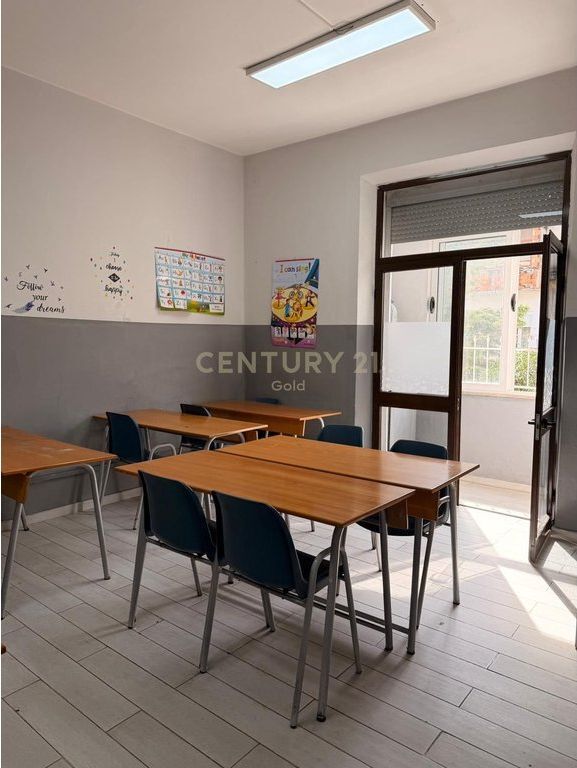 Jepet me qira Apartament 3+1 ne zonen me te kerkuar te tiranes. Ish Blloku , prane sheshit Willson