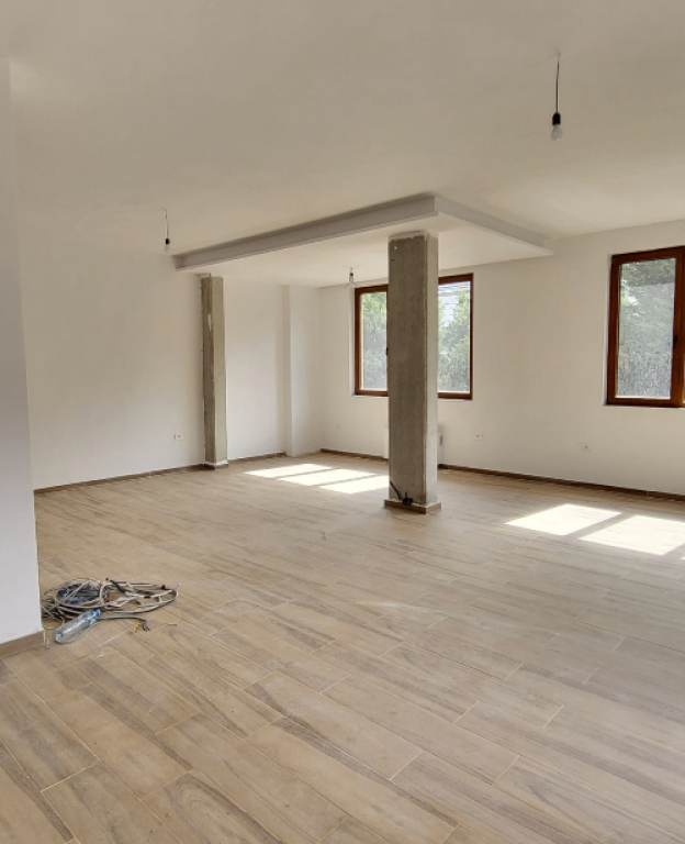 🏡 VILË ME QIRA – PRANË TEG