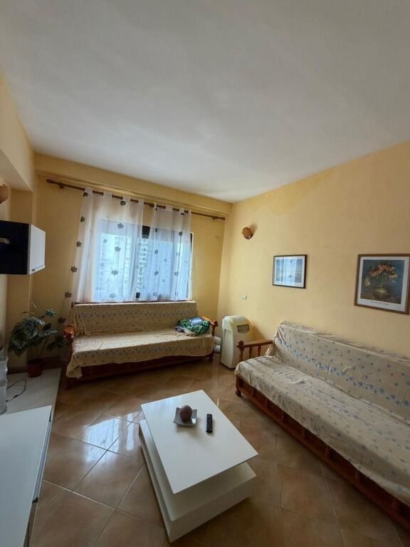 Shitet apartament 2+1 te stacioni trenit ne durres