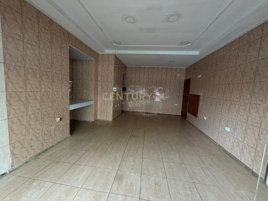 JEPET DYQAN ME QIRA PRANE MARKATES, DURRES !