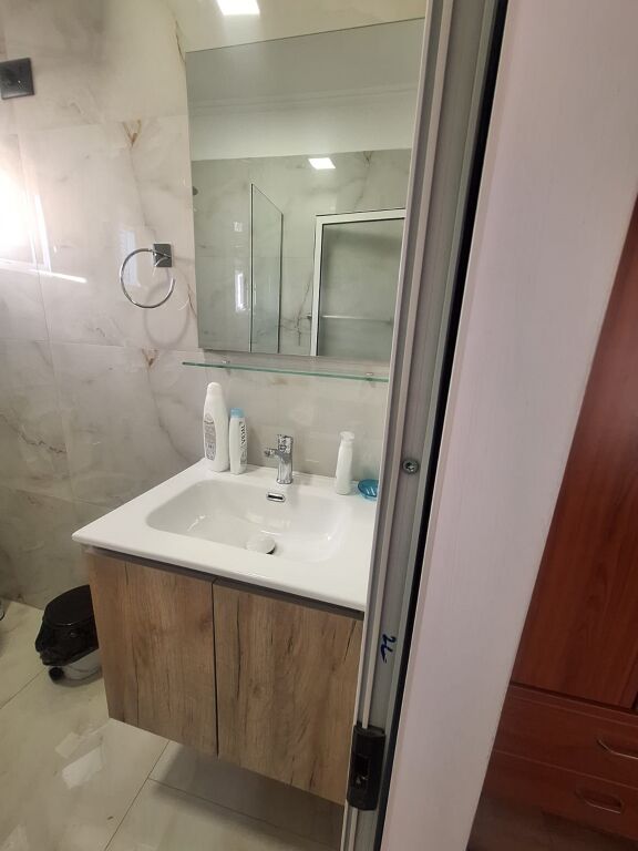 Garsoniere me qera Rruga Muhamet Gjollesha, prane Ring Center, vlera 40 000 leke