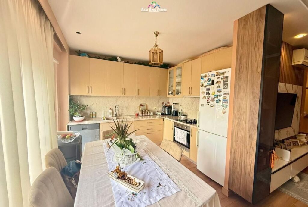 Apartament Per Shitje 3+1+ 2 Poste Parkimi tek Kopshti Botanik ( ID B130113) Tirane