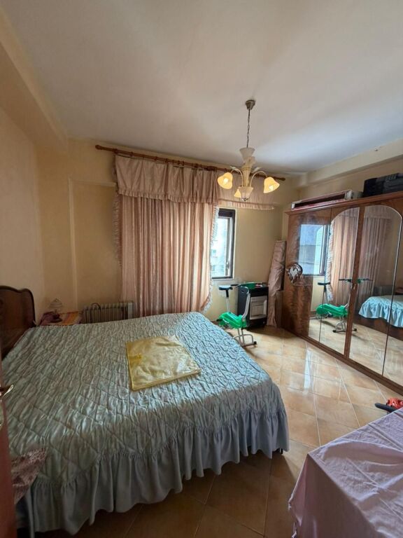 Shitet apartament 2+1 te stacioni trenit ne durres