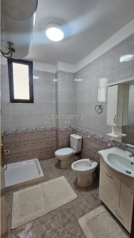 Shitet Apartament 2+1 pranë Markatës së Fruta-Perimeve , Durres !!