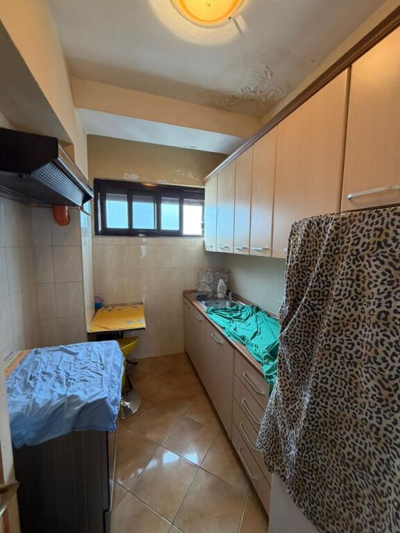 Shitet apartament 2+1 te stacioni trenit ne durres