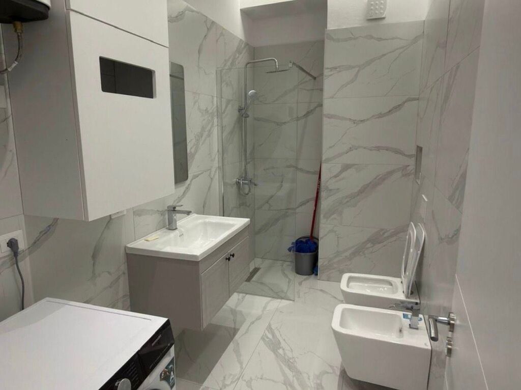 2+1+2 me qera te Komuna Parisit