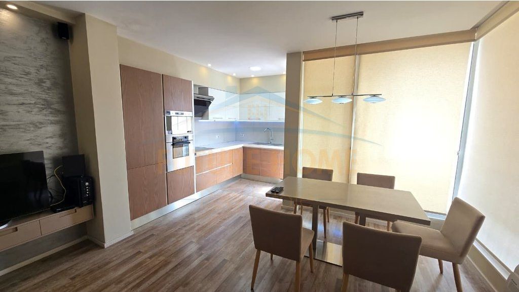 Shitet, Apartament 2+1+2, Blloku i Vilave Selitë, Tiranë