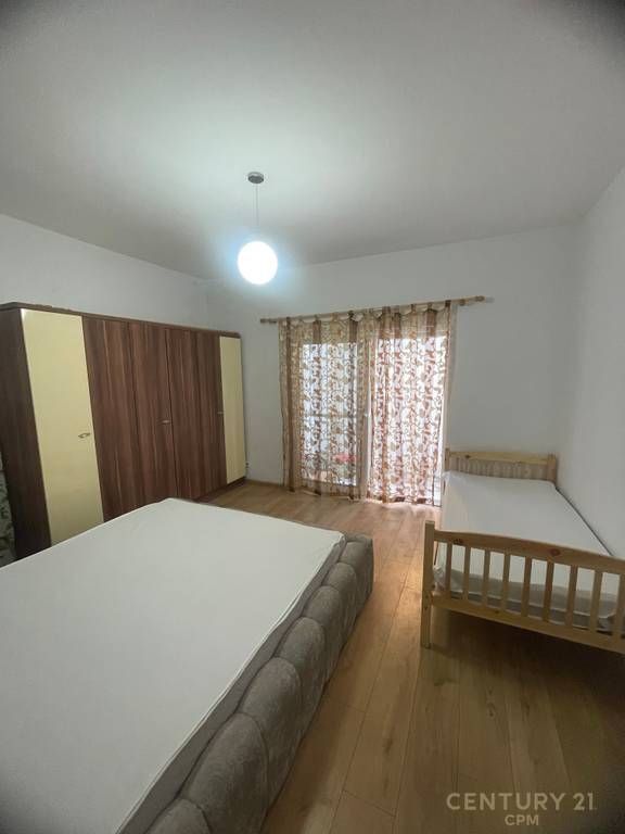 Affittasi 1+1 al Pazari i Ri, vicino a Optika Roma 600 € /Mese