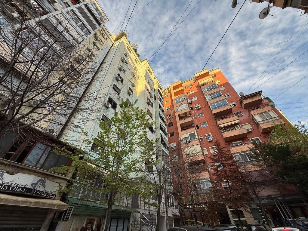 Dyqan Për Shitje te Komuna e Parisit