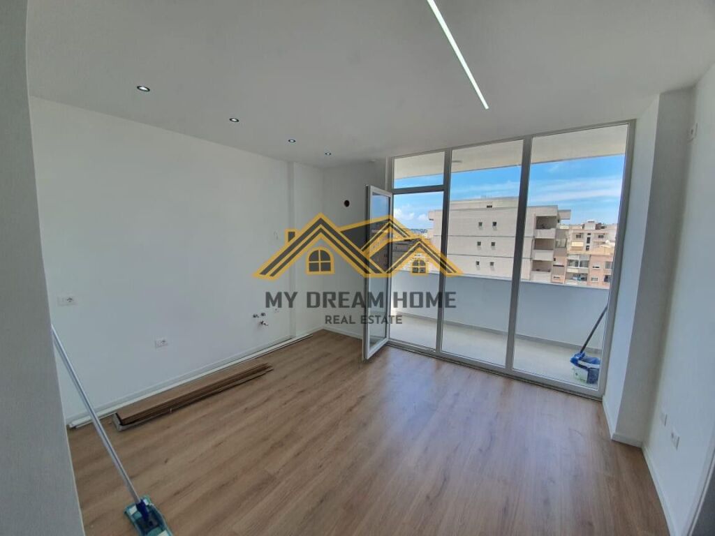 Shitet apartamenti 1+1 me pamje nga deti, Rrota e kuqe