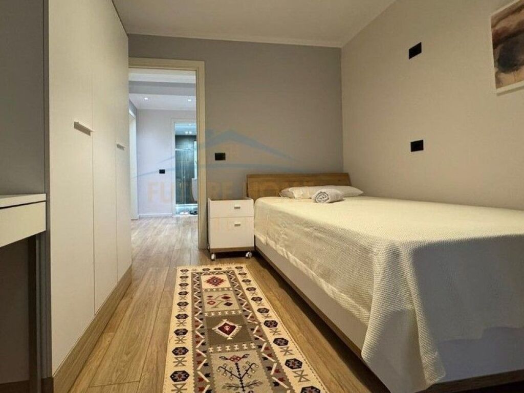 Shitet, Apartament 2+1, Rruga Mine Peza, Tiranë.