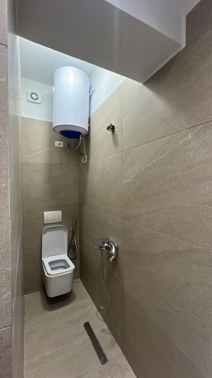 Gazonier me  Qera tek Liqeni Thate