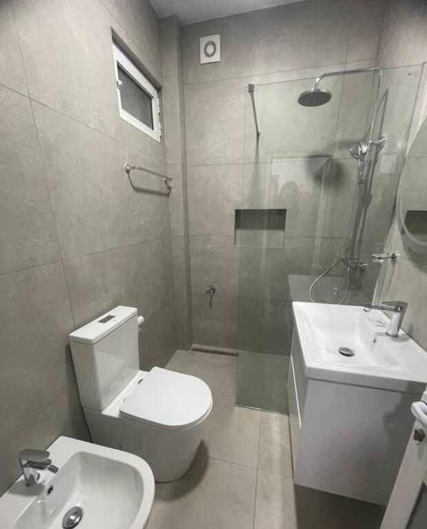 Jepet me qira 1+1 te Pazari i Ri, afër Optika Roma