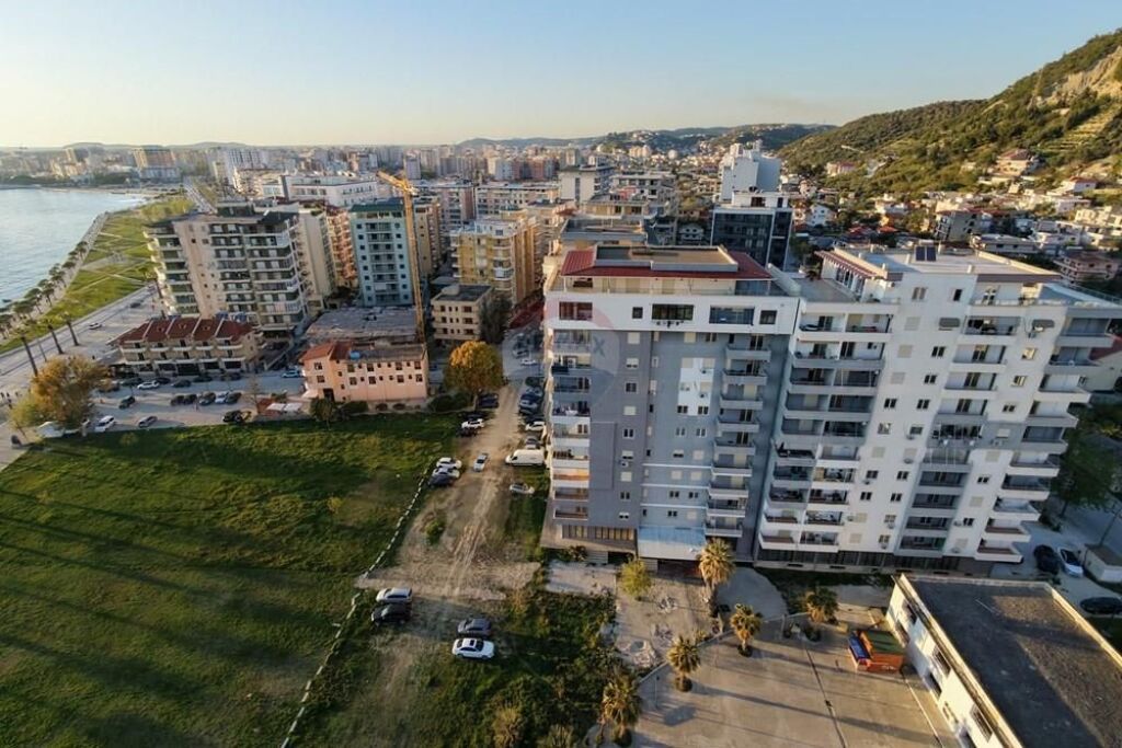 Shitet Garsoniere + Apartament 1+1 në Lungomare