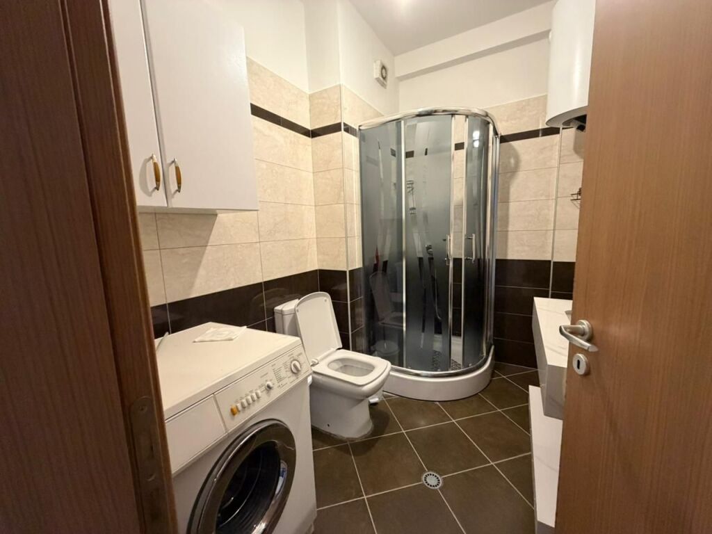 Jepet me qera apartament 1+1 🏡  📍 Vendndodhja: Pallati Tibo, përballë Delijorgjit🏢 Kati: 3  💰 Qeraja: 65,000 lek/muaj  Për më shumë informacion, kontaktoni.