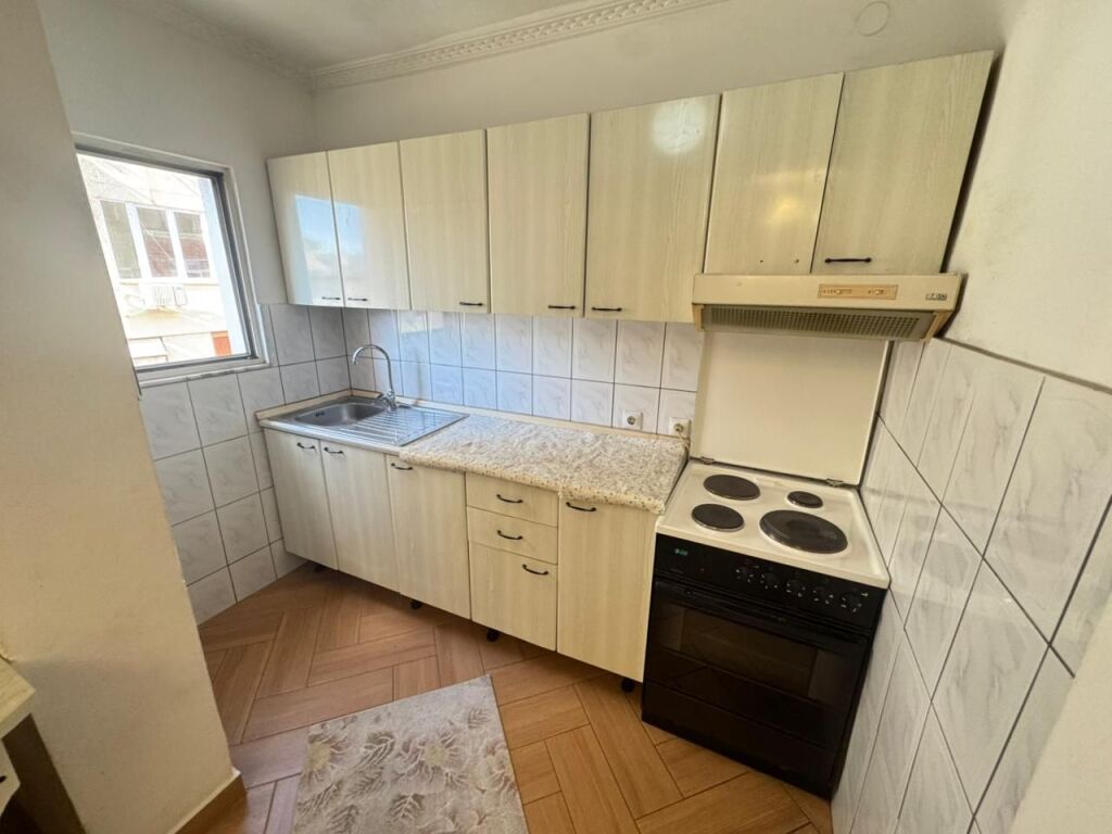 🏠 Jepet me qera Apartament 1+1  📍 Vendndodhja: Rruga Mine Peza, pranë Zogut të Zi💰 Çmimi: 550 € / muaj