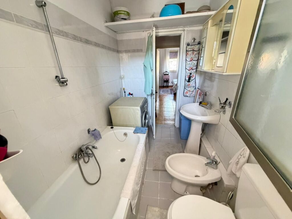 Jepet me qira apartament 1+1 📍 Allias, pranë Shkollës së Bashkuar  🏢 Kati 3 🏠 Pallat ekzistues (pa ashensor)  💶 Çmimi: 35,000 lekë/muaj