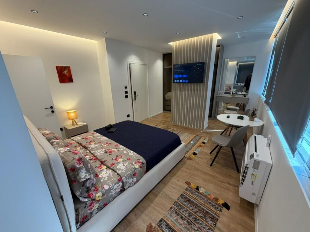 Shiten 2 studio te Selvia, Rruga Siri Kodra  📍 Selvia, Rruga Siri Kodra 🏢 Kati 2 🏗️ Pallat i ri  📐 Sipërfaqe neto 80 m² 📐 Sipërfaqe totale 90 m² 🏠 E ndarë në 2 studio / 2 garsoniere  💶 Çmimi: 3000€/m² (mbi sipërfaqen neto) 💰 Totali: 240,000€  ✨ Të investuara totalisht 📄 Me hipotekë – mundësi blerjeje me kredi 💸 Aktualisht të dhëna për qira ditore (80€/nata)  📈 Mundësi shumë e mirë investimi, me 2 njësi të veçanta që gjenerojnë të ardhura