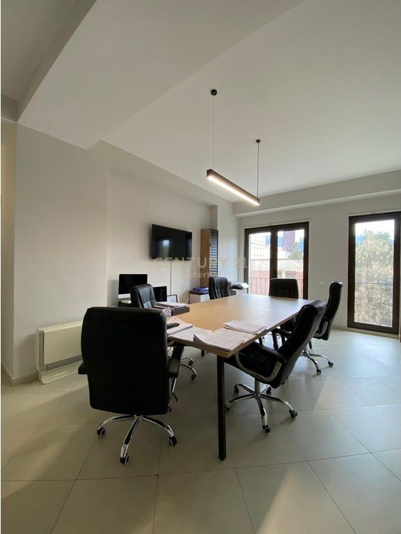 Jepet Apartament 2+1+2 Per Qera Per Zyra te Garda