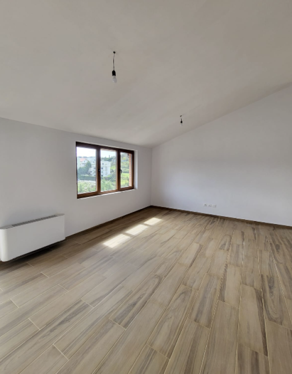 🏡 VILË ME QIRA – PRANË TEG