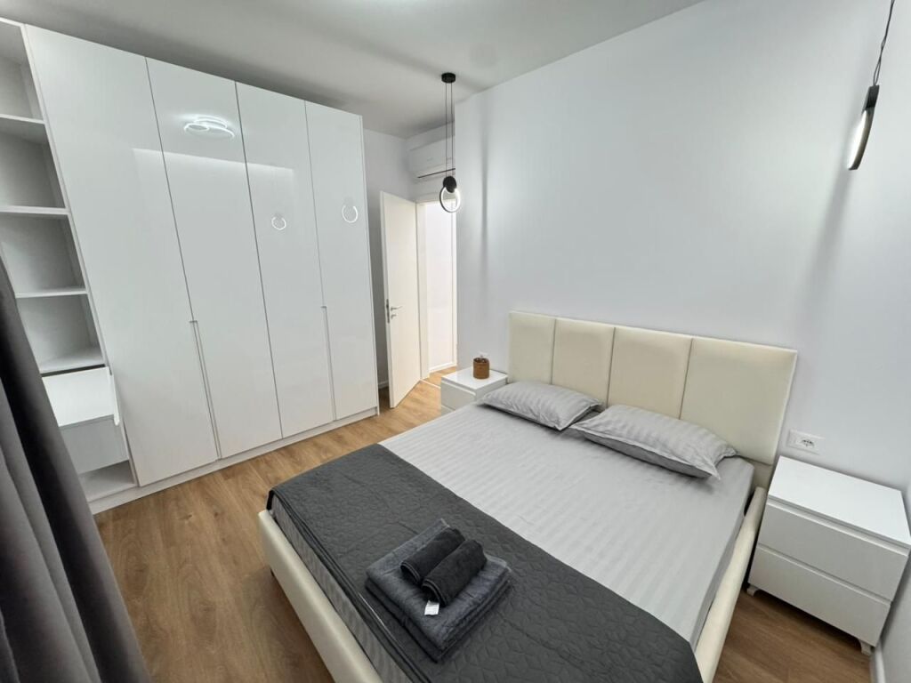 ✨ Appartamento 2+1 in affitto con parcheggio 🚗  📍 Indirizzo: Ali Demi, Complesso Kadiu 💰 Prezzo: 600.000 lek (incluso parcheggio)