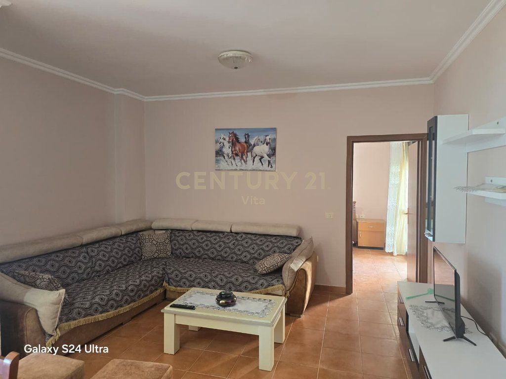 Apartamenti ndodhet në Golem, afër Miami 2, vetëm 160 metra nga deti. Pozicionohet në katin e 5-të të një pallati me ashensor dhe ka sipërfaqe neto 85 m². Organizimi përfshin një korridor, dhomë ndenje me kuzhinë, dy dhoma gjumi, një tualet dhe dy ballkone. Shitet pjesërisht i mobiluar dhe me dokumentacion të rregullt hipotekor.  Për më shumë informacion ose për të organizuar një vizitë, ju lutemi na kontaktoni.