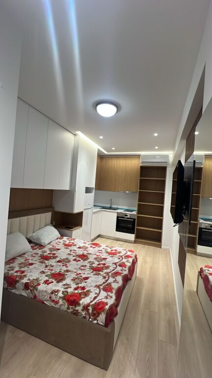 Gazonier me  Qera tek Liqeni Thate