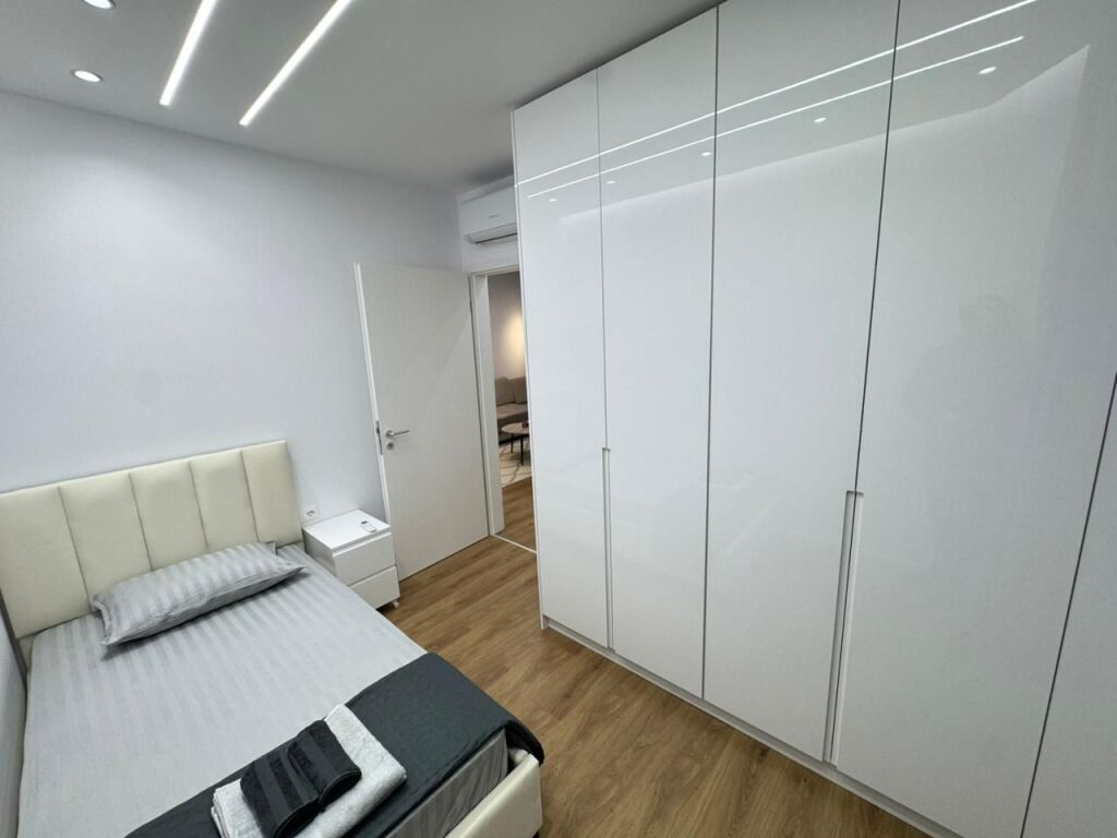 ✨ Appartamento 2+1 in affitto con parcheggio 🚗  📍 Indirizzo: Ali Demi, Complesso Kadiu 💰 Prezzo: 600.000 lek (incluso parcheggio)