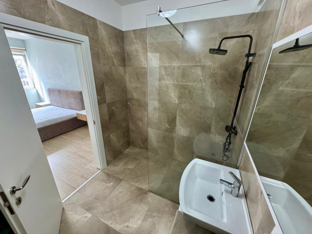 Liqeni Thate shitet 2+1+2