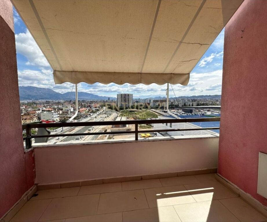 Apartamenti është i organizuar në mënyrë funksionale, me koridor shpërndarës, sallon ndenjeje, dy dhoma gjumi, një tualet dhe një ballkon me pamje te lire.  Ndodhet në katin e 7-të banim, në një pallat të mirëadministruar, në një zonë me perspektivë dhe zhvillim të qëndrueshëm.  Ka orientim shumë të mirë, që siguron ndriçim natyral gjatë gjithë ditës.  Apartamenti shitet ne leke me cmim 125000 leke /M2.  Për më shumë informacion apo për një vizitë në pronë, jeni të lutur të kontaktoni.