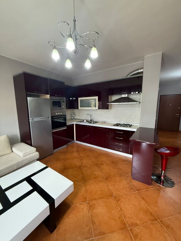 Jepet Me Qera Apartament 3+1+2 Ballkone