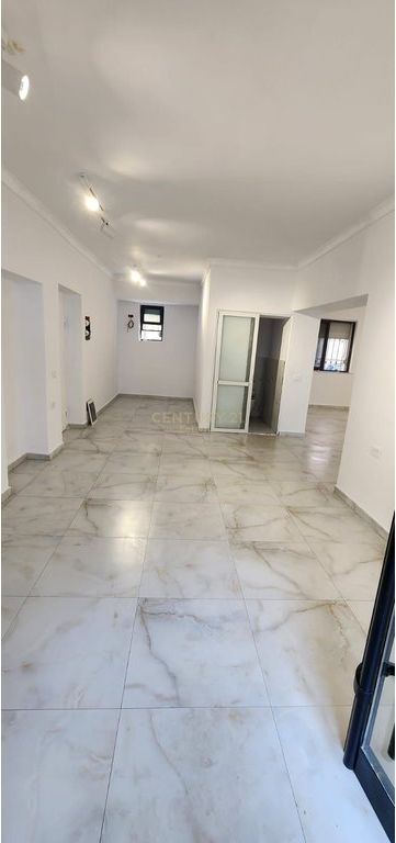 Xhamllik – Commercial space for rent, ground floor, 80 m²