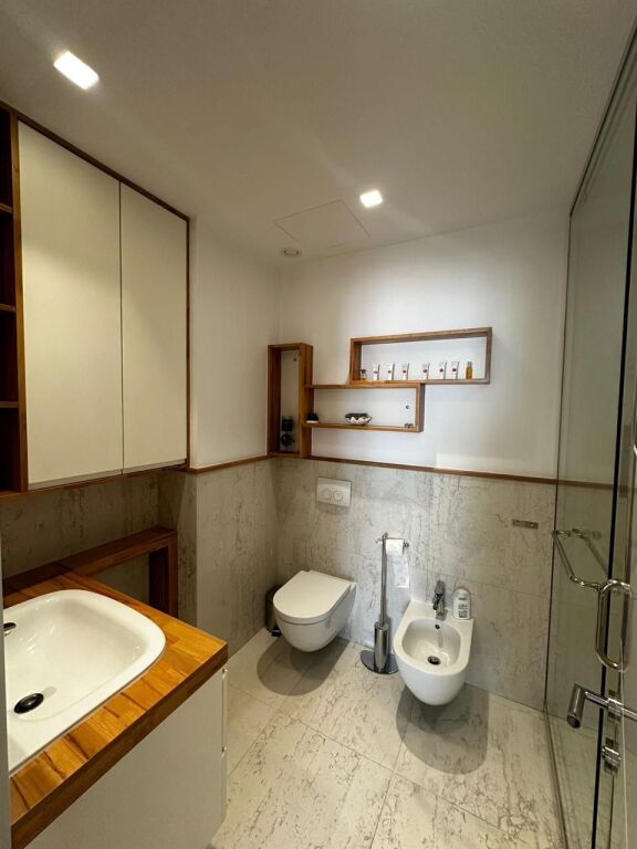 Apartament 3+1 me qira komuna e parisit  • 3 dhoma gjumi  • 2 tualete, 1 lavanderi  • Sallon + kuzhinë  • Ballkon  • 2 poste parkimi (-1)  Me sistem chiller, rekuperim ajri dhe grila të motorizuara. I mobiluar si në foto.  💰 150,000 lekë neto / muaj