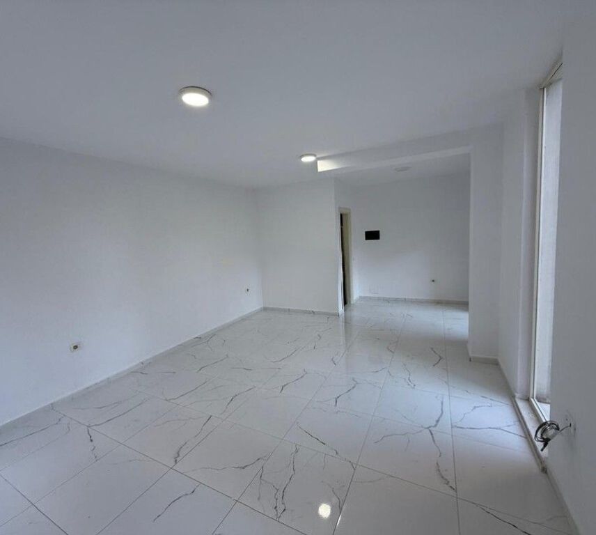 Ambient Biznesi me Qira – Pranë Aksit Kryesor Rrugor, Fresk