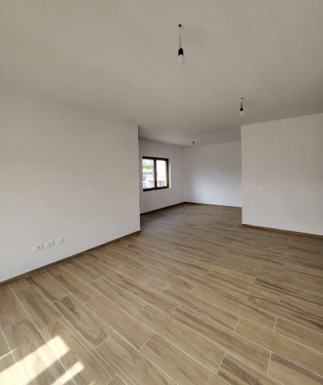 🏡 VILË ME QIRA – PRANË TEG