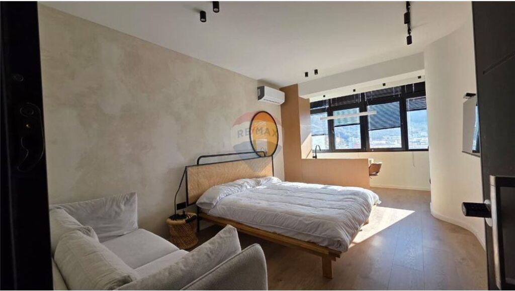 Shitet Garsoniere + Apartament 1+1 në Lungomare