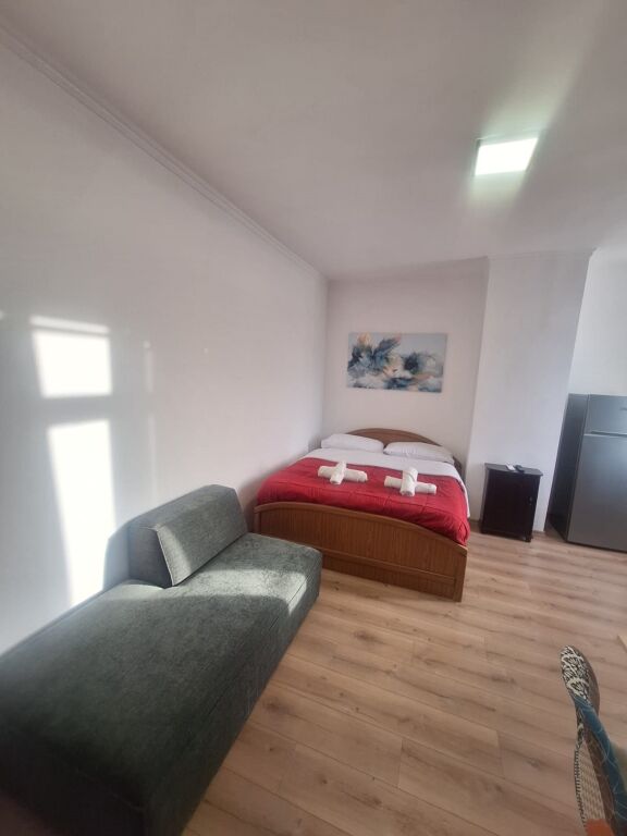 Garsoniere me qera Rruga Muhamet Gjollesha, prane Ring Center, vlera 40 000 leke