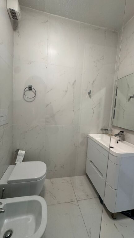 Apartment 2+1 for sale 🏡  📍 Location: Pazari i Ri 🏢 Floor: 8 (last) with elevator 🏗️ Year of construction: 2000  📐 Area: 106 m² 🛁 2 bathrooms 🌅 1 balcony  💰 Price: 250,000 €  For more information, contact us.