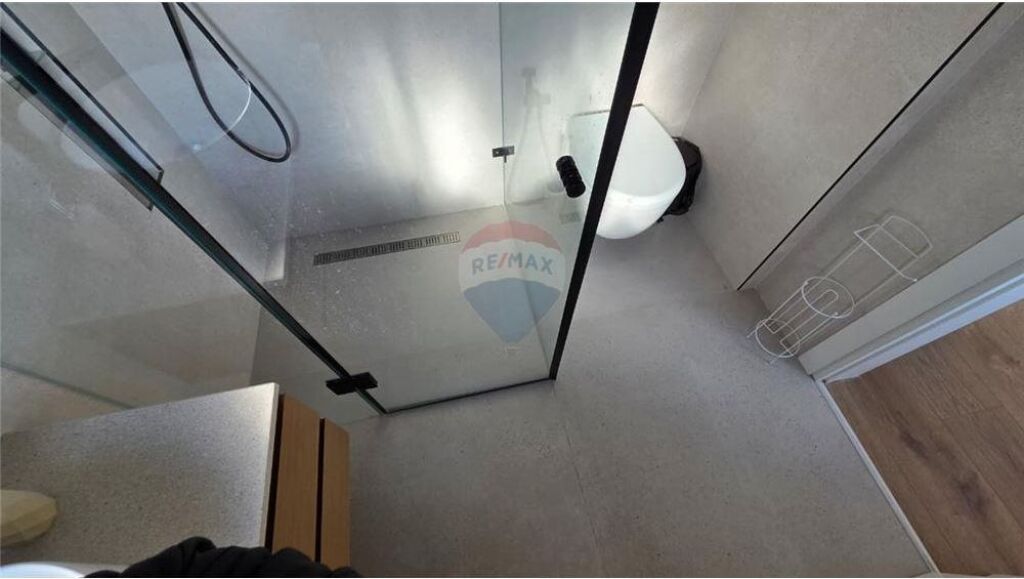 Shitet Garsoniere + Apartament 1+1 në Lungomare