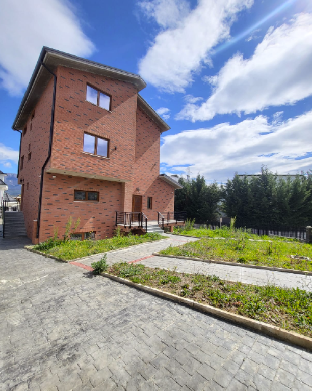 🏡 VILË ME QIRA – PRANË TEG