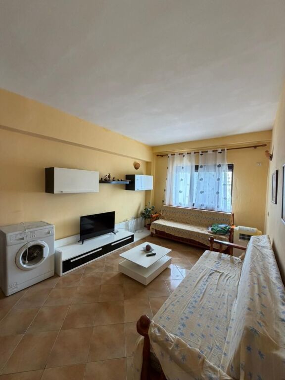 Shitet apartament 2+1 te stacioni trenit ne durres