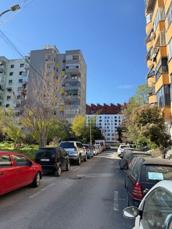 Negozio angolare in vendita vicino a 21 Dhjetori!