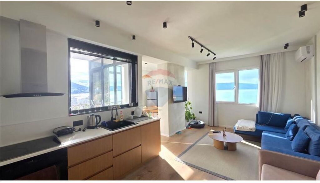 Shitet Garsoniere + Apartament 1+1 në Lungomare